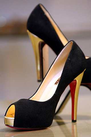 These beautiful black shoes with a gold heel and simple and elegant 