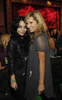 Vanessa and Ashley are total BFFs!
