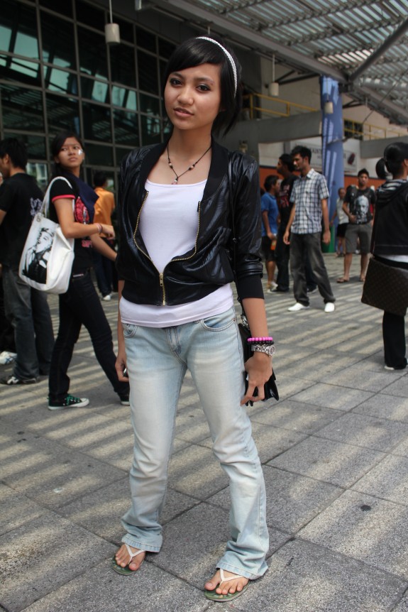 Hafiza Norazman came to the event in this stylish leather jacket and stone-washed jeans.