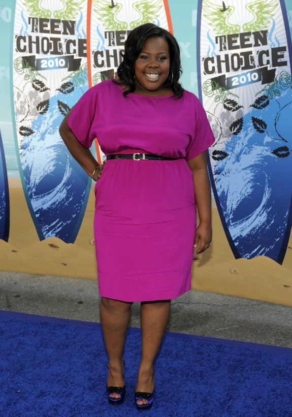 Amber Riley looked stunning in this bright pink outfit paired with a thin waist belt.