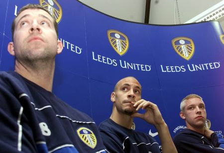 Ferdinand (center) during his days as a Leeds United player at a press conference with Nigel Martyn (left) and future Manchester United teammate Alan Smith (right).