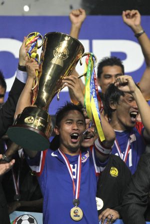 Our very own captain awesome Safiq Rahim lifting the AFF Suzuki Cup winners' trophy in Jakarta.