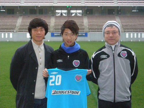 Japan-based Malaysian youngster Tam Sheang Tsung holding up the Sagan Tosu jersey. Tam is currently training with English Championship side Cardiff City, home of Craig Bellamy.