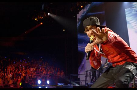 Another picture of the Biebs thrusting his hand out of the screen. It's in 3D, so you can reach back out to him if you want.