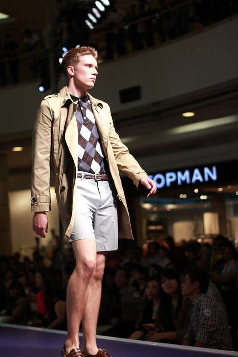 This is a daring look - shorts, and a coat? Kudos to a man with confidence to pull this off