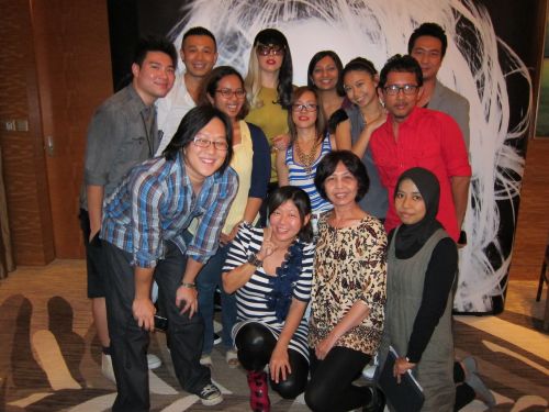 Group photo! You can't meet Gaga and not ask for a photo, right? =P The others are journalists from around the region.