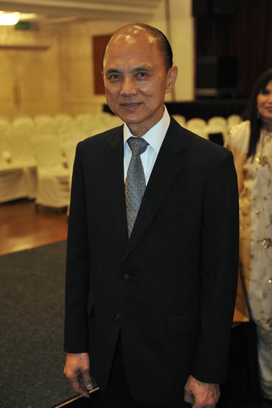 Datuk Jimmy Choo was present at the fashion event to present the awards to the winners.