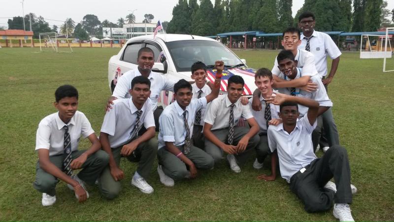 Villegas and his schoolmates at SMK Sultan Badlishah, Kedah posing with the car they decorated in conjunction with Merdeka. 