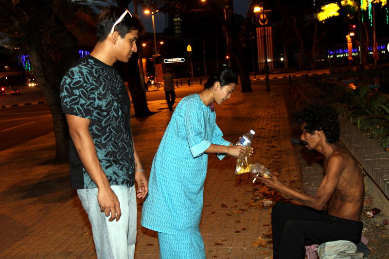 Keep the Change volunteers Sanjaya Kumaraseri (left) and Nadia Sabri (middle) fed the homeless folks last Hari Raya.