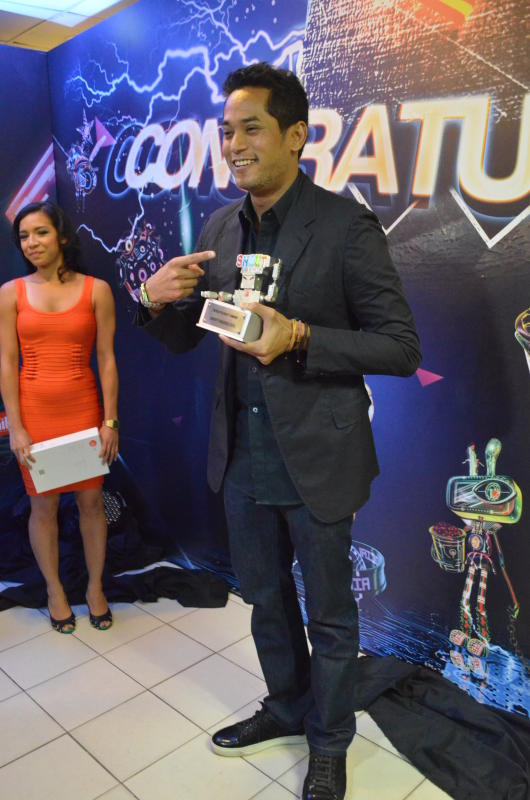 Youth and Sports Minister Khairy Jamaluddin with his Wired Star award