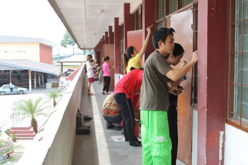 The students from IACT College painting some of the classrooms at SMK Tengku Idris Shah, Kapar, Selangor.