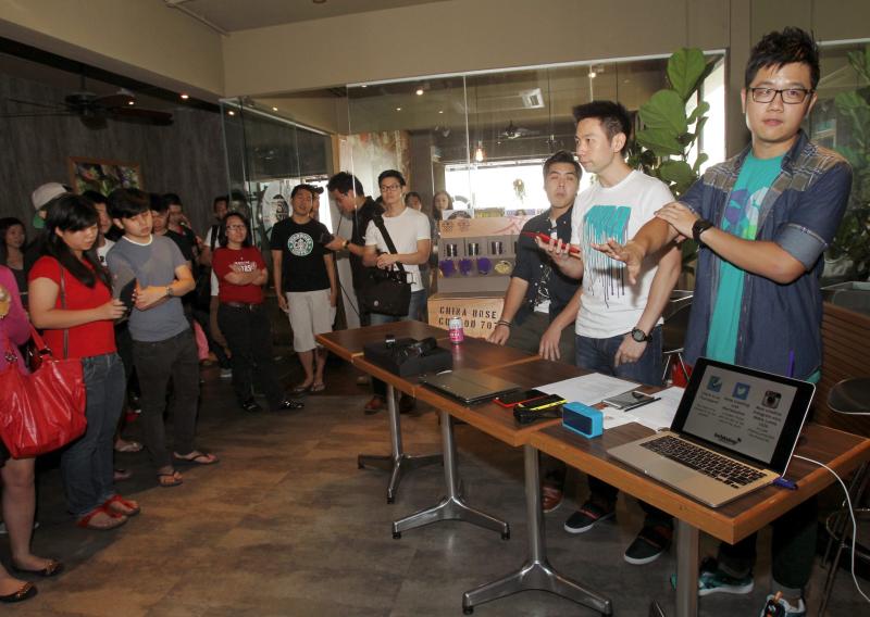About 100 people attended Techduology Live at the Coffee Bean and Tea Leaf in SS15, Subang Jaya, Selangor on Saturday.