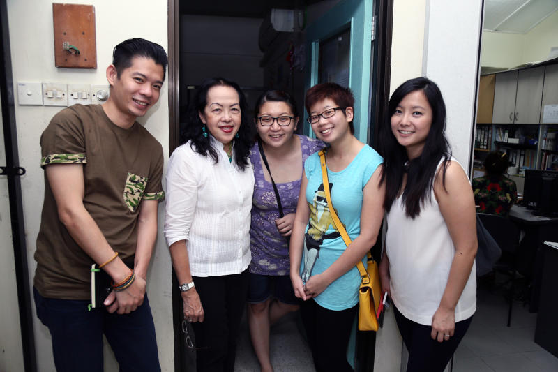 Some of the Twestival KL team members including (L-R) Niki Cheong, Suanie Tew, Grace Loh and Ling Chan pose with PKKI co-founder Shirley tan at the centre. 