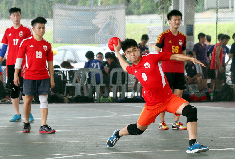 Played with 6 players, the objective of dodgeball is to use the seven-inch in diameter foam ball to hit the opponents.