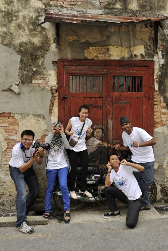 One of the three BRATs workshop held last year was in Penang. Here are some of the participants goofing around in front of the mural at Ah Quee Street after a field assignment in Armenian Street.