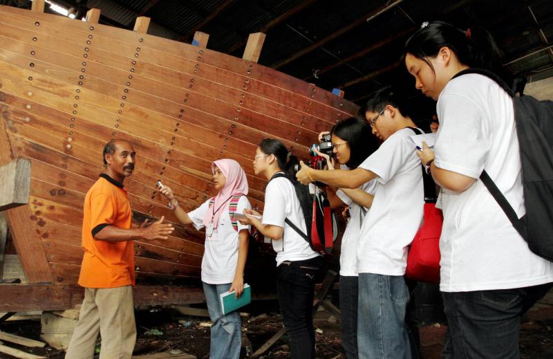Journalists of the future: The BRATs of the 2012 Kuala Terengganu workshop interviewing a traditional boat maker in Pulau Duyung