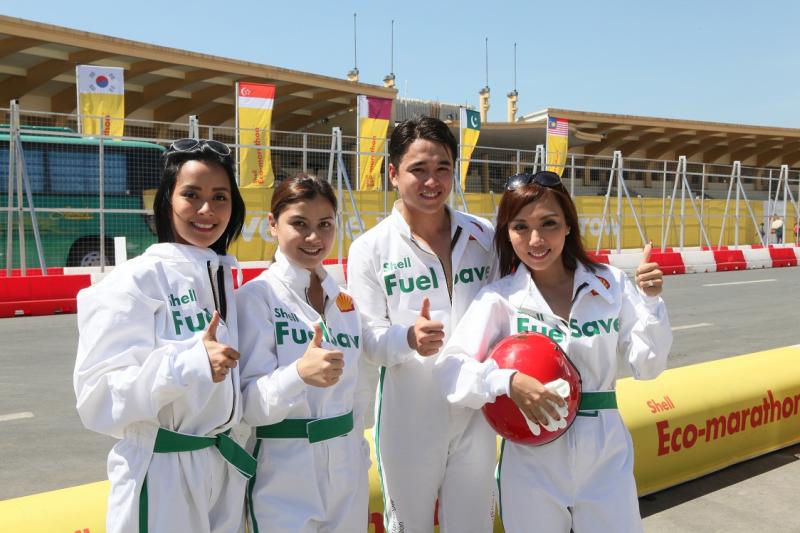 Lisa Surihani (second from left) with her opponents at the Shell FuelSave Celebrity Driving Challenge together with (from left) Filipino TV presenter Bianca Gonzalez, Thai actor Alex Rendell and Singaporean radio announcer Jean Danker.
