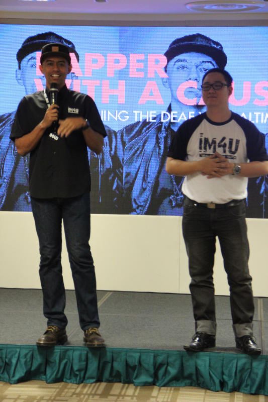 Altimet speaking to the students while a 1Malaysia For Youth (iM4U) volunteer translates using sign language.