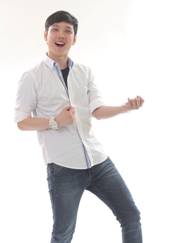 Jeremy Teo is a RED FM announcer  by day, R.AGE Podcast host by night. And he loves playing air guitar (apparently).