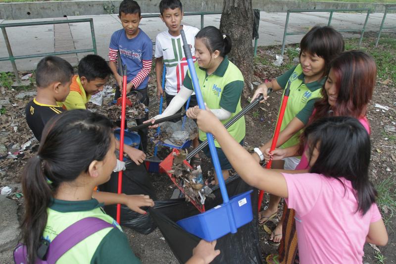 Firsthand knowledge: The Burmese children from Help Community Learning Centre learning how to keep their surroundings clean.