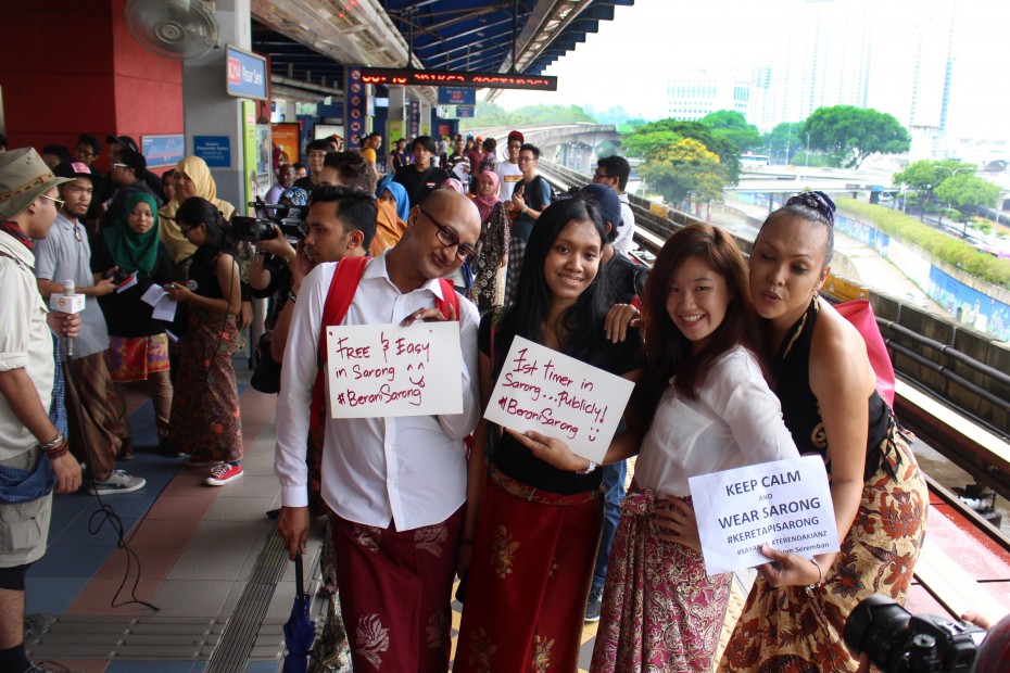 Props and message boards were passed around throughout the journey on Keretapi Sarong. Many posed for photos holding messages of unity.