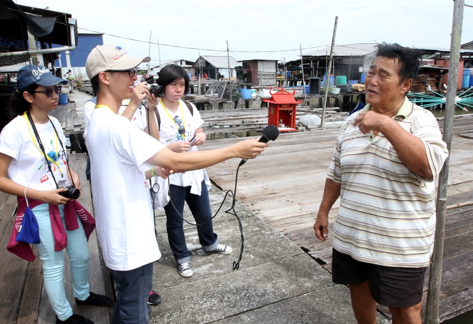 The BRATs interviewing a local at the fishing village of Kuala Sangga, said to be home to an infamous pirate in the 1960s. Kuala Sangga is only accessible by boat, and consists of around a dozen hoses lining the shore.