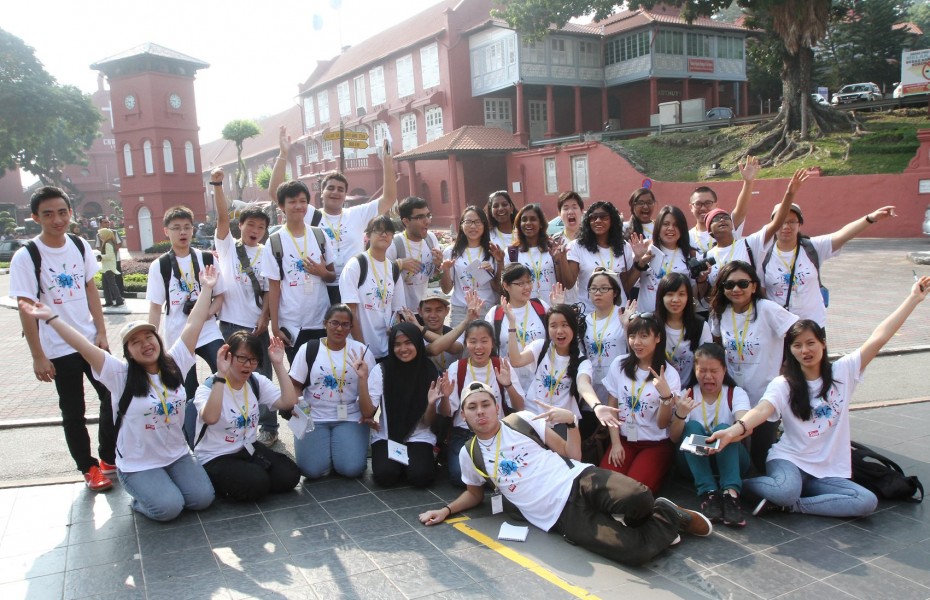 Taking over: The participants of the four-day BRATs Malacca 2014 young journalist camp, all raring to go for their field assignments around the Jonker Street area. around 40 of the country’s best young writers are selected for each BRATs camp, held three times a year. — photos by SamueL ONG/The Star