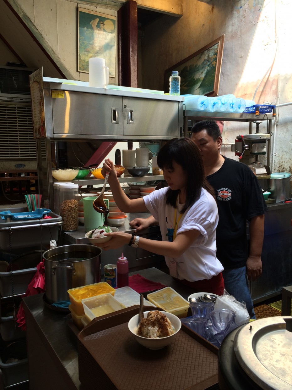 BRATs participant, Choo Xin Er, 18, adding gula Melaka into the cendol as she tries to make a bowl with Yoong's help. 