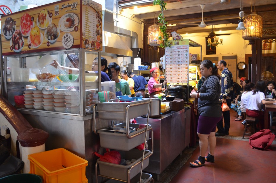 In 1997, Yoong expanded his collectibles business to include cendol and asam laksa stalls. "The cendol is sweet, while the asam laksa is sour, so I feel they go well together," said Yoong. 