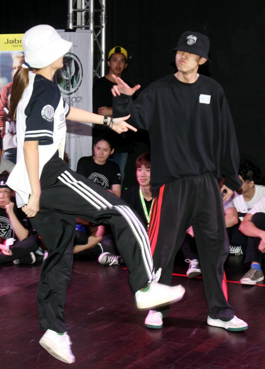 B-boy Kho Kar Hua (right) came up against his girlfriend Yap Foong Yin (left) in the finals of the Hop-hop 1 on 1 category during the Malaysian preliminaries. 