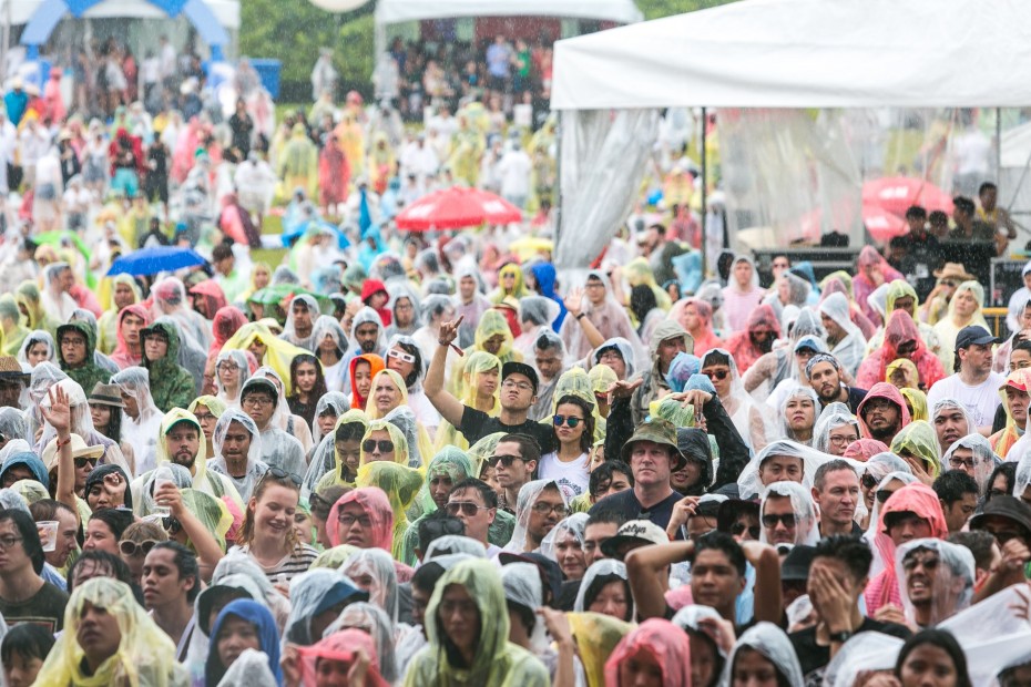 Laneway organizers wizened up to Singapore's fickle weather and gave out free disposable raincoats to the festival goers. Luckily the rain quickly tapered of to a drizzle past 3pm. Photo by Aloysius Lim