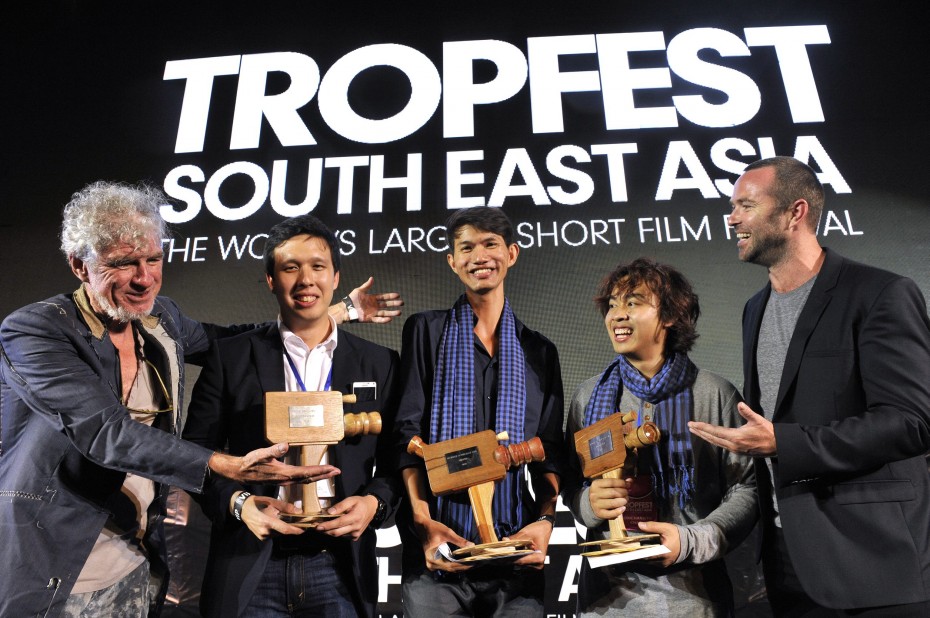 Tropfest South Eash Asia 2015 champion Polen Ly (middle), runner up Jake Soriano (2nd left) and third placed Somchanrith Chap (2nd right), joined by renowned cinematographer Christopher Doyle (left) and actor Sullivan Stapleton (right).