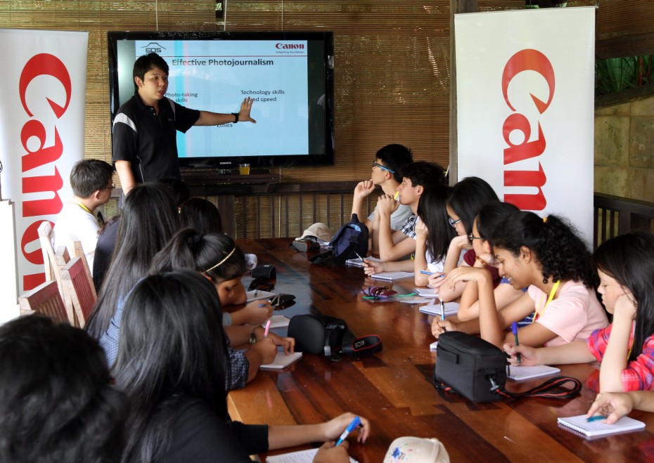 Kevin Boey from Canon Marketing (Malaysia) Sdn Bhd giving the BRATs an exclusive workshop on photojournalism. Veteran Star photojournalist Samuel Ong was also there throughout the camp to share his knowledge.