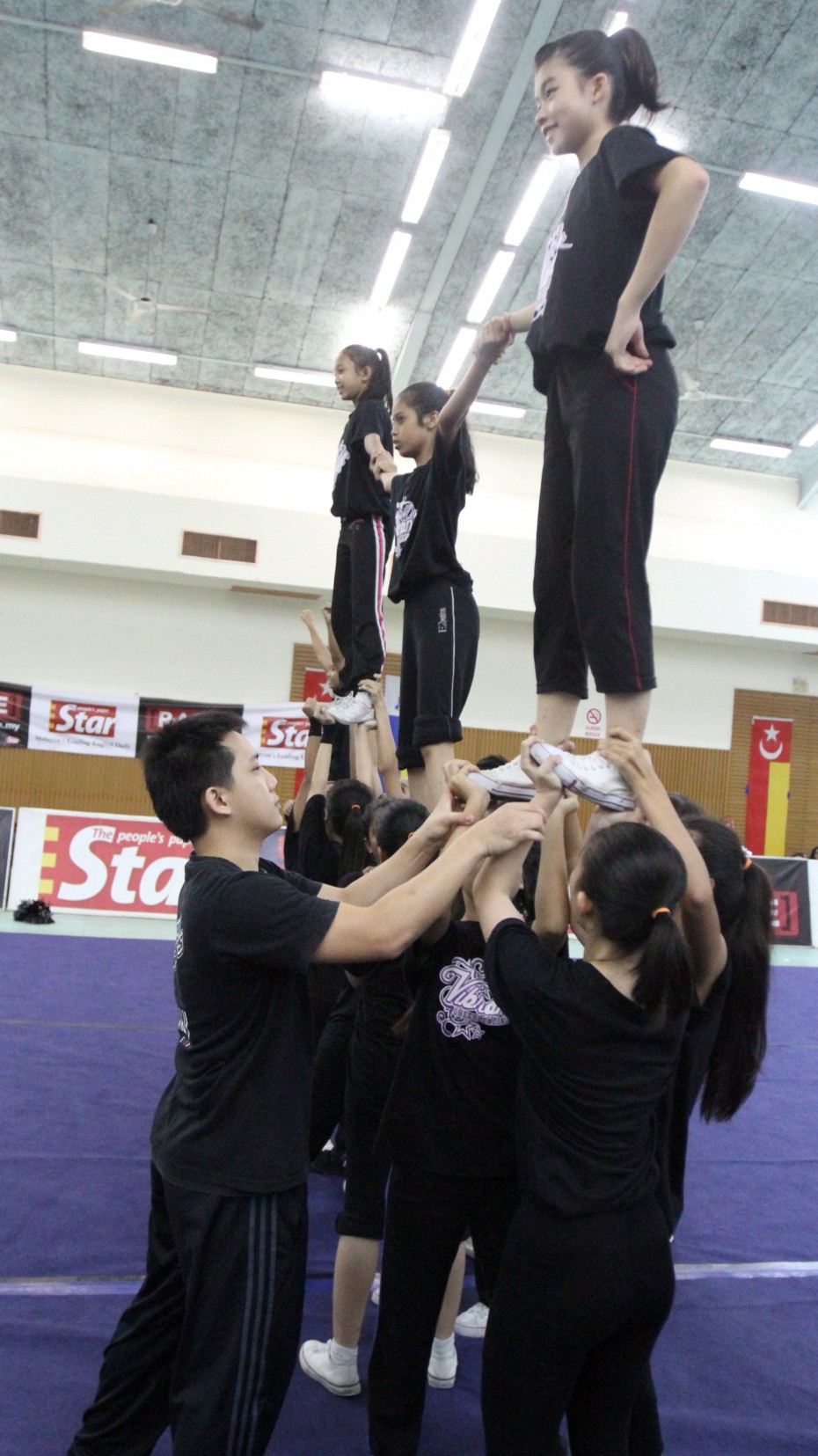 Vibrant Junior coach, Eric Chee ensuring his team’s base is solid. Safety is always the top priority at CHEER.