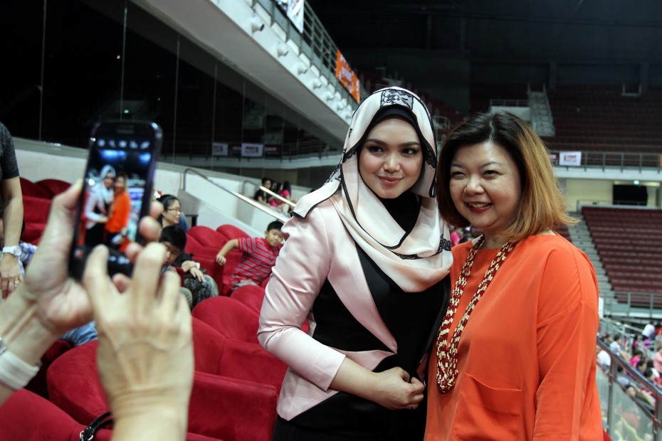 SimplySiti founder Datuk Siti Nurhaliza and U Mobile chief marketing officer Jasmine Lee were at CHEER 2014 to show their support for Malaysian cheerleading. Their companies were both co-sponsors of CHEER 2014. 