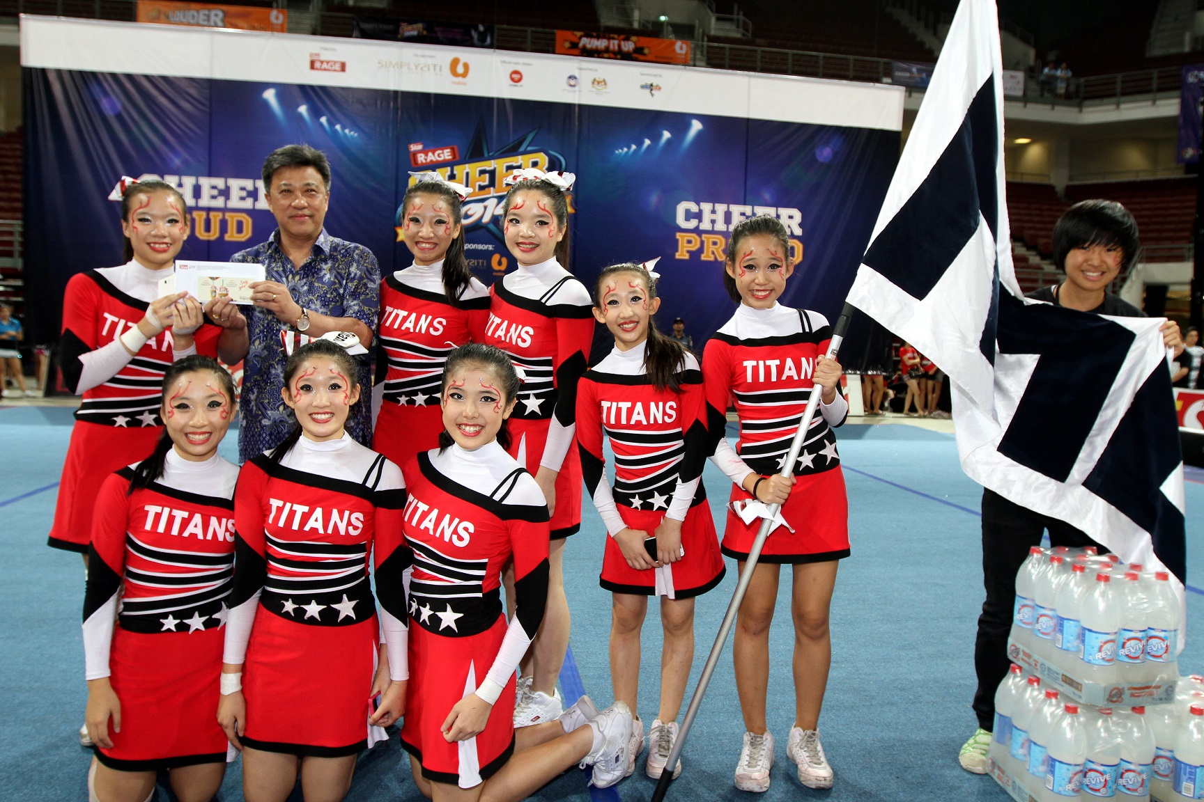 The Titans from Smk Ave Maria Convent accepting the Best Supporters award from The Star group managing director and chief executive officer Datuk Seri Wong Chun Wai