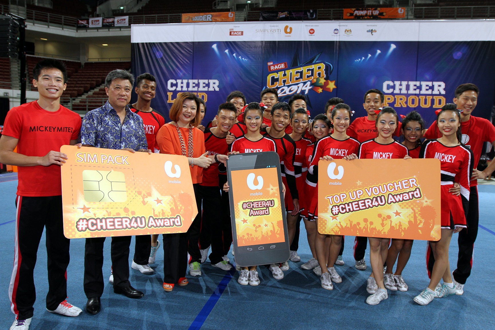 Mickeymitez from SMK Damansara Jaya was crowned winner of the inaugural #CHEER4U award by u mobile. There to present the award were (second from left) Star publications group managing director and chief executive officer datuk Seri Wong Chun Wai and (fourth from left) u mobile chief marketing officer, Jasmine Lee. 