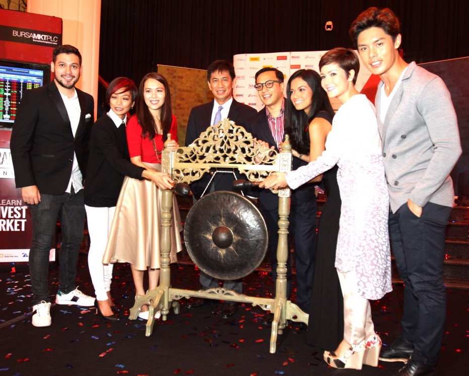 Bursa Malaysia's newly-launched CELEB.TRADR programme will feature eight Malaysian celebs on a journey to become confident investors. The celebs include (from left) Nik, Atilia, Saleha, Nazril, Cheryl, Yasmin and Hii (Fernandez is not pictured here). In the middle is Bursa Malaysia CEO Dato' Tajuddin.