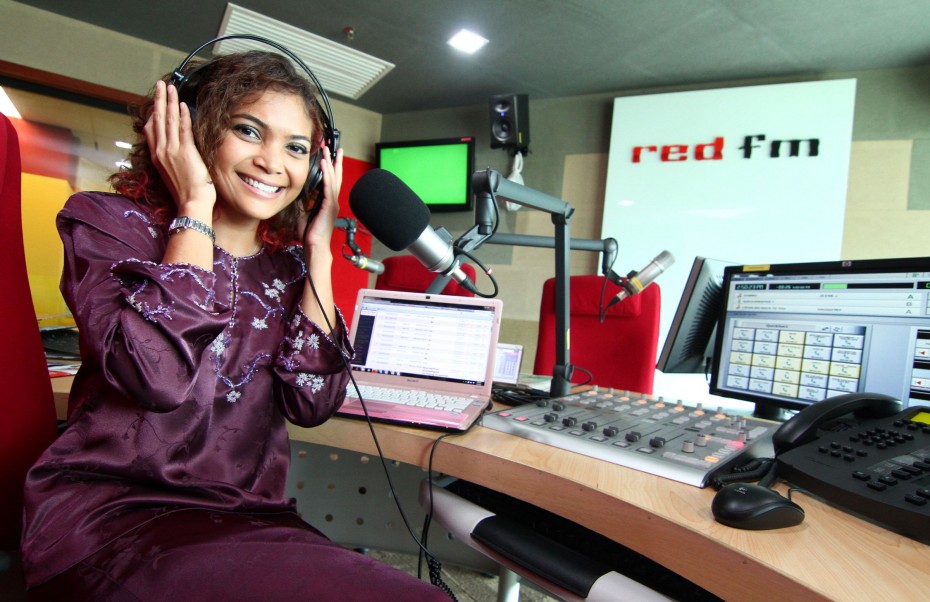 Radio deejays, like Red FM’s Azura Zainal, go through hundreds of new tracks to find the best ones for listeners, something that music streaming services do not do, says Kudsia. Photo: RAYMOND OOI/The Star