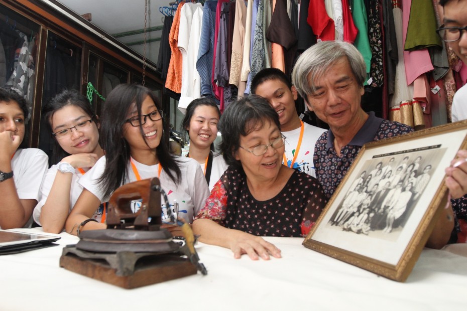 Chiew Kek Whye and Cindy Chow, the husband-and-wife duo behind Kedai Dobi Shanghai, showing #TeamIan some old family photos. Kedai Dobi Shanghai has done laundry for the past four Sultans of Johor.