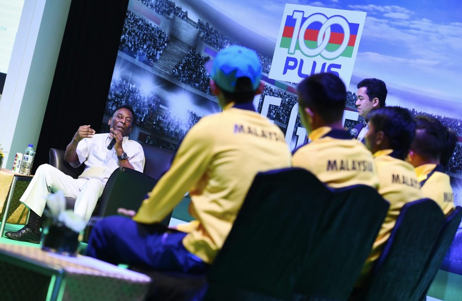 Pelé gives Harimau Malaya some valuable advice on teamwork. IZZRAFIQ ALIAS / The Star. May 29, 2015.
