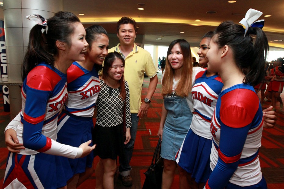 RSH (M) Sdn Bhd representatives Shern Ai (third from left) and Kiki Lee (fifth from left) were also present at CHEER 2015. RSH sponsored vouchers RM100 each.