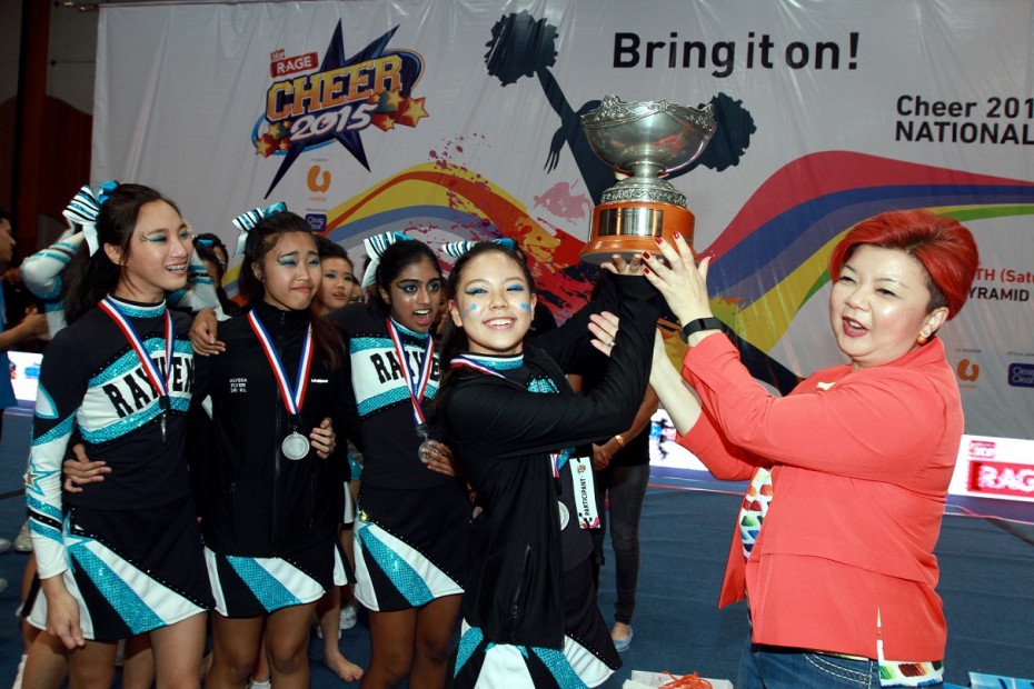 U Mobile chief marketing officer Jasmine Lee with the cheerleading stars of the future - the CHEER 2015 All-Girls Junior category champions, the Rayvens from SM Sri Kuala Lumpur.