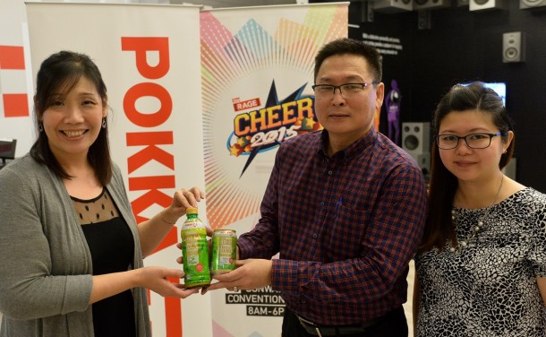 POKKA general manager Patrick Chan and Chua handing samples of their Jasmine Green Tea to The Star Media Group account servicing manager Belinda Lim. — Photo:ONG SOON HIN/The Star