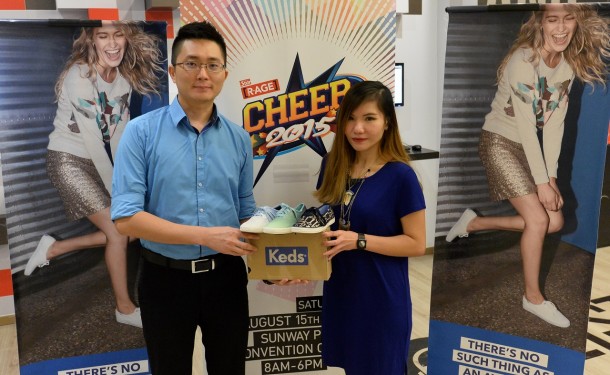 RSH advertising and promotions manager Lee presenting The Star Media Group account servicing executive Chia June Yong with a few pairs of Keds shoes.