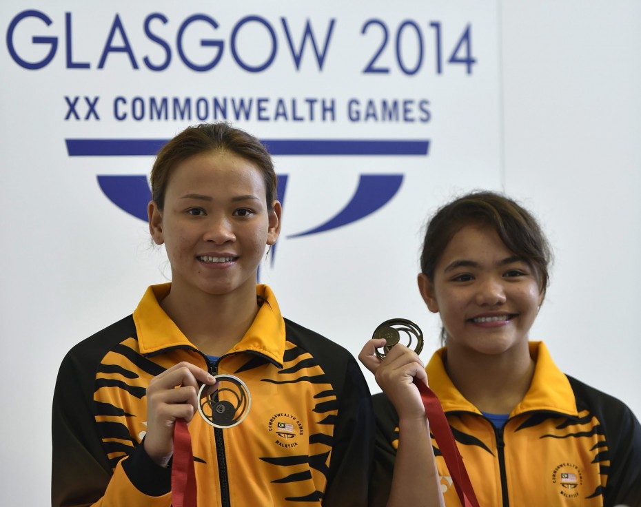 Pandelela and Nur Dhabitah with their bronze medal for the Women's Synchronised 10m Platform Diving at Royal Commonwealth Pool in Edinburgh during the Glasgow 2014 Commonwealth Games- GLENN GUAN/The Star