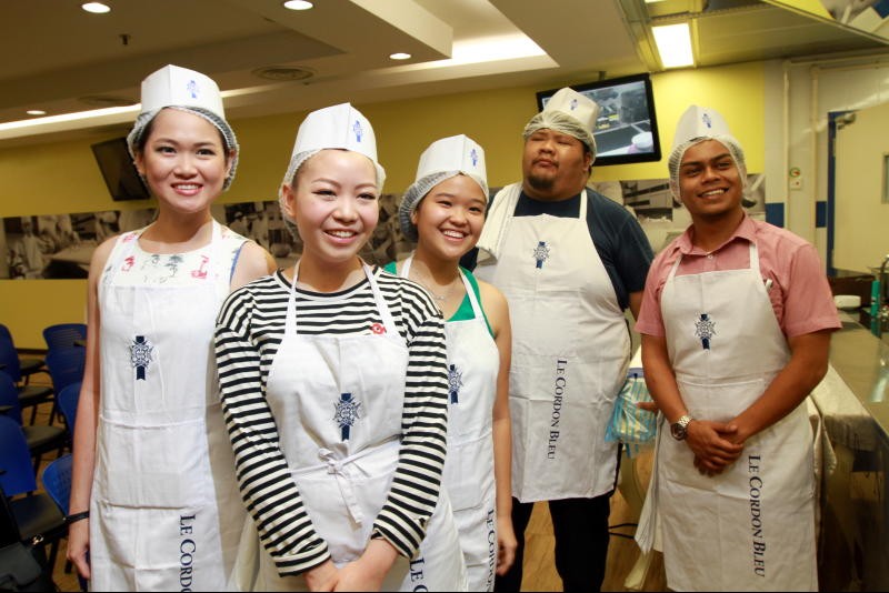 R.AGE Food Fight finalists, Kelly Siew, Li-anne Kuek, Ashley Pan, Ahong Yeang, Nuril Razha are ready to cook it out. 